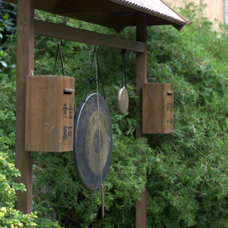 singing bowls & Gongs